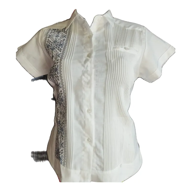 Guayabera con Detalle de Color Estampado Lateral